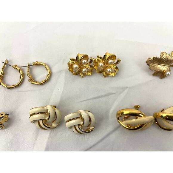 VTG Lot of 12 Assorted Gold Toned Clip-on Earrings Signed Trifari SaraCov Napier - Picture 10 of 16